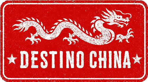 Logotipo Destino China, dragón completo blanco con fondo rojo.