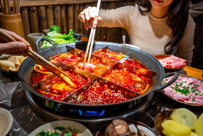 Comida tradicional China en los barrios de Chongqing.