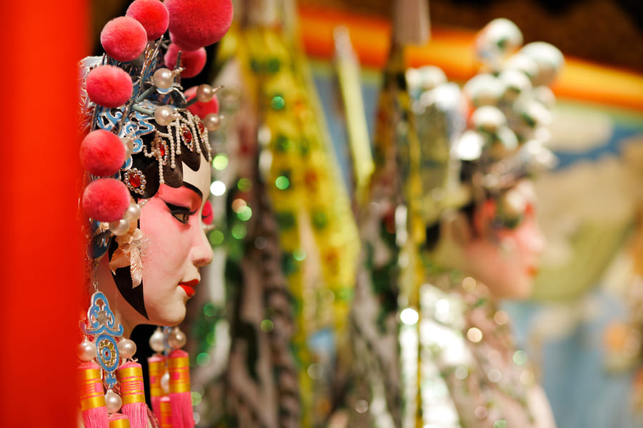 Mujeres con vestuario en el teatro de Beijing.