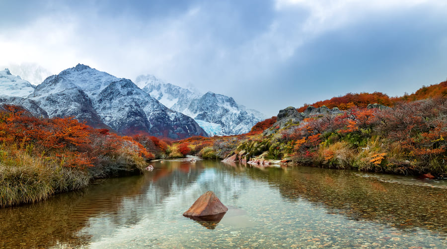 Postal de Yunnan con lago efecto espejo.