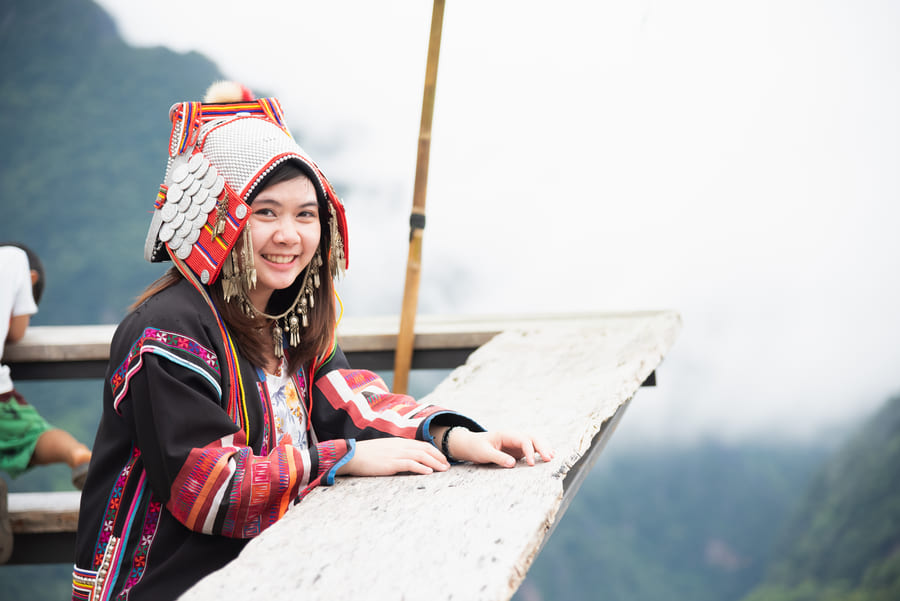 Mujer con atuendo tradicional de Yunnan